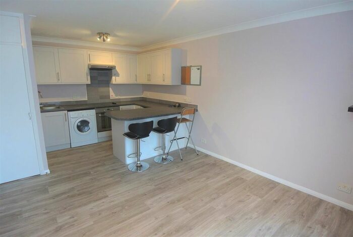 1 Bedroom Flat To Rent In Wyvern Place, Green Lane, Addlestone, KT15