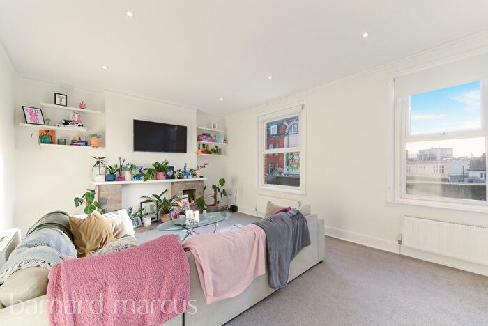 3 Bedroom Flat To Rent In The Broadway, London, SW19