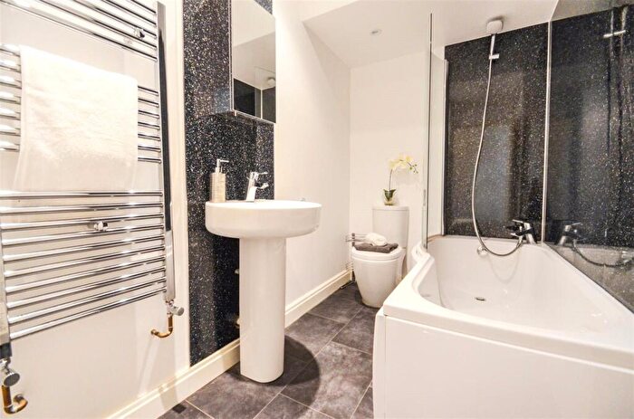 1 Bedroom Flat To Rent In The Swans, - Radcliffe Road, Nottingham, NG2