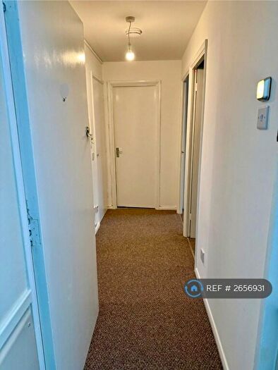 2 Bedroom Flat To Rent In Ascot Court, Aldershot, GU11