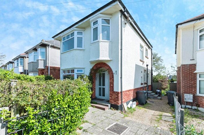 2 Bedroom Apartment For Sale In Barnes Crescent, Bournemouth, BH10