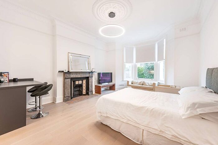 Studio For Sale In Highlever Road, North Kensington, London, W10