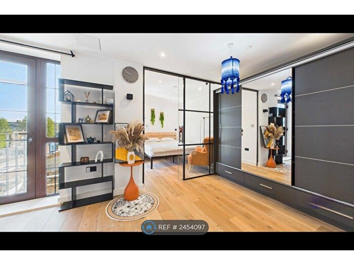 Studio To Rent In Botanical Court, London, E1