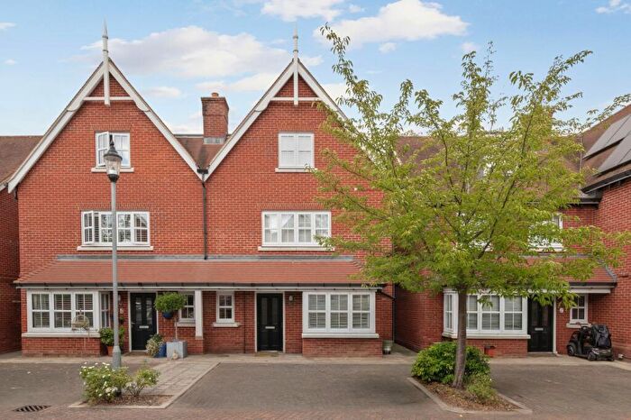 4 Bedroom Semi-Detached House For Sale In Swan Close, Walton-on-Thames, KT12
