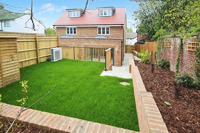 3 Bedroom Semi Detached House For Sale In Old Bath Road, Charvil, Reading, Berkshire, RG10