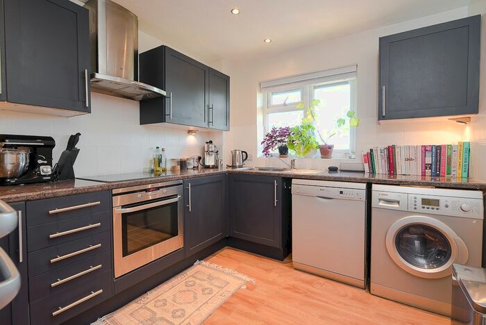 1 Bedroom Flat To Rent In Wingfield Road, Kingston Upon Thames, KT2