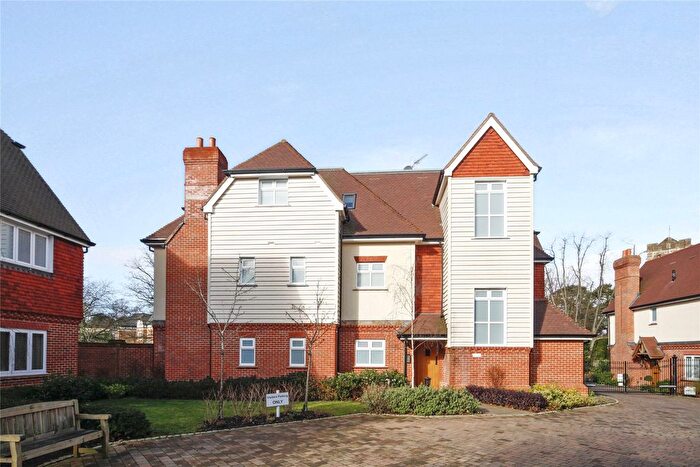 2 Bedroom Flat To Rent In Rouse Close, Weybridge, KT13
