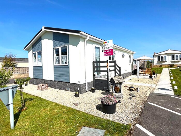 2 Bedroom Park Home For Sale In Greenacres Park, Meysey Hampton, Cirencester, GL7