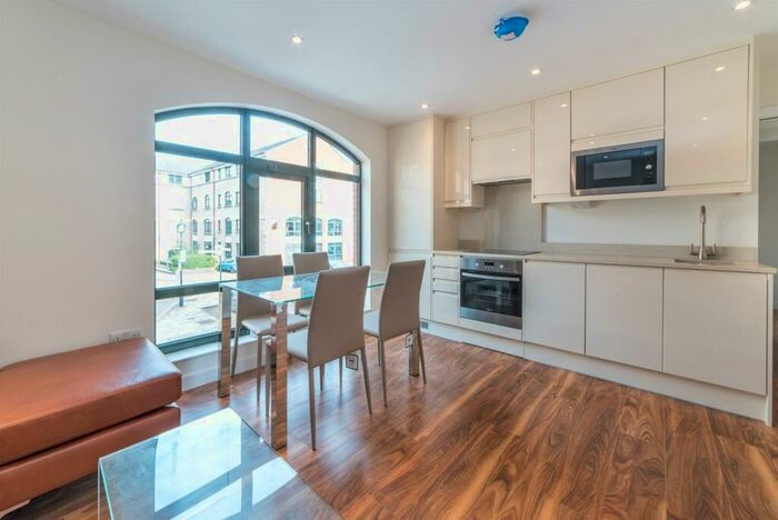 1 Bedroom Flat To Rent In Clifton Court, Corner Hall, Hemel Hempstead, HP3