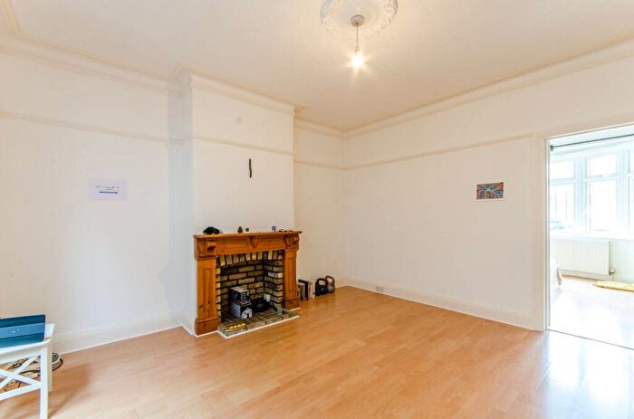 2 Bedroom Flat To Rent In Devonshire Road, Mill Hill East, London, NW7