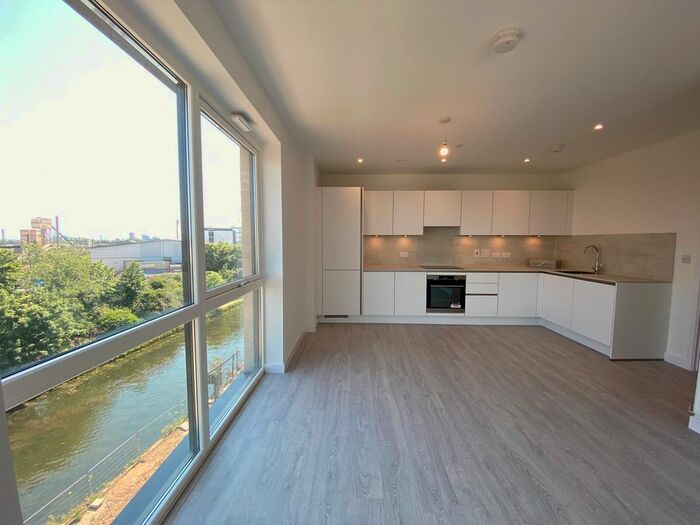 3 Bedroom Flat To Rent In Farine Avenue, Hayes, UB3