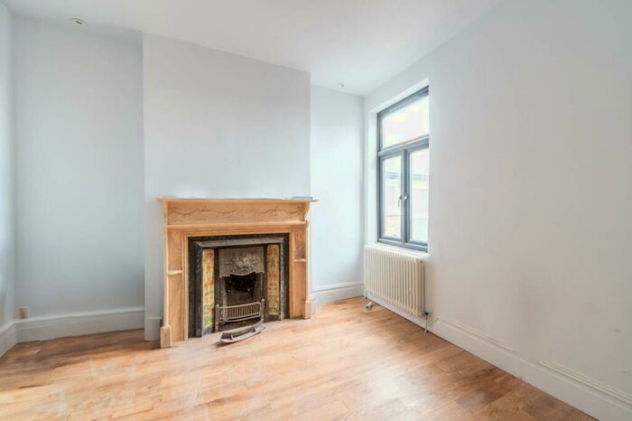 3 Bedroom Flat To Rent In Holland Road, Kensal Green, London, NW10