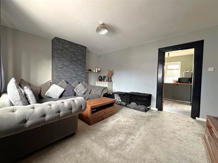 3 Bedroom Semi-Detached House For Sale In Shirecroft Road, Weymouth, DT4 - Photo 5