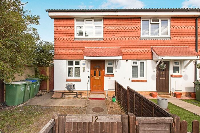 2 Bedroom End Of Terrace House To Rent In Midwinter Close, Welling, DA16