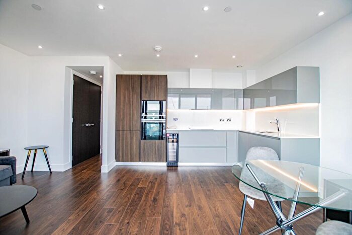1 Bedroom Flat To Rent In Piazza Walk, E1