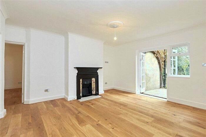 3 Bedroom Flat To Rent In Keswick Road, London, SW15