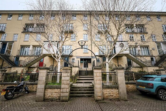 2 Bedroom Flat To Rent In Saffron Court, Bath, BA1