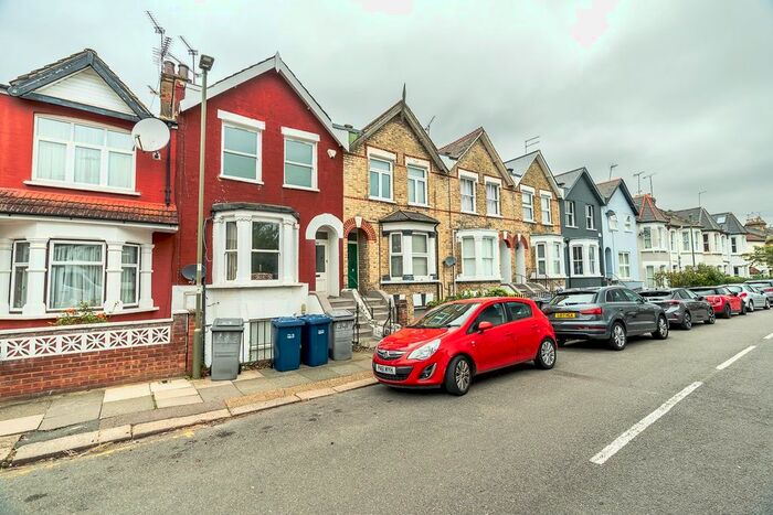 2 Bedroom Flat To Rent In Holly Park Road, London, N11