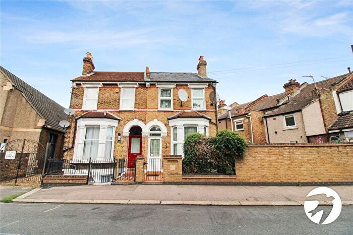 2 Bedroom End Of Terrace House To Rent In Wildfell Road, Catford, London, SE6