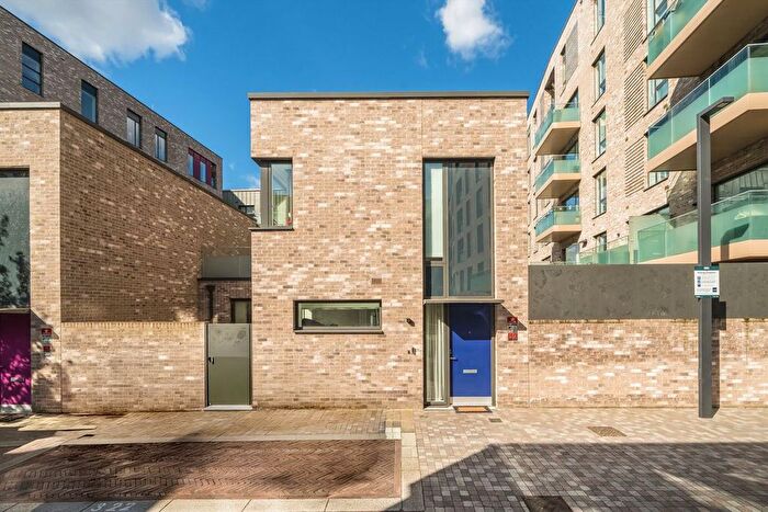 3 Bedroom Semi-Detached House For Sale In Gilroy Street, Greenwich, SE10