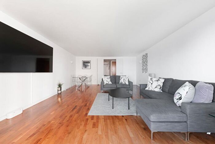 2 Bedroom Apartment To Rent In New Providence Wharf, Fairmont Avenue, London, E14