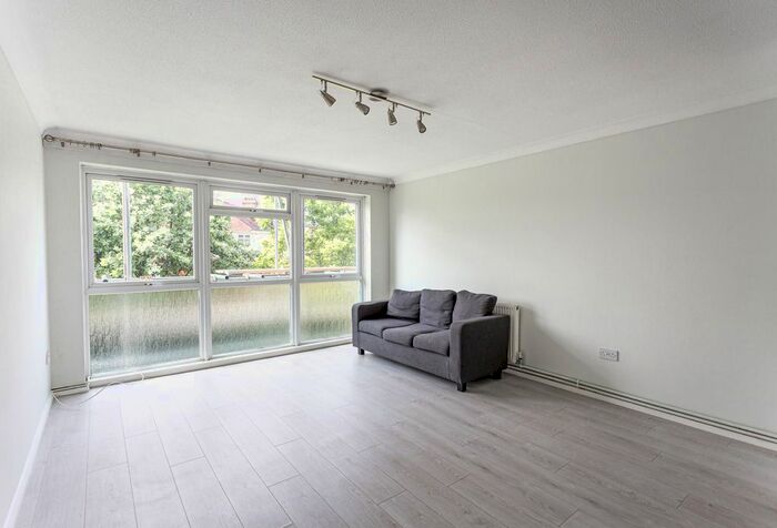 1 Bedroom Flat To Rent In Cambridge House, Courtfield Gardens, London, W13