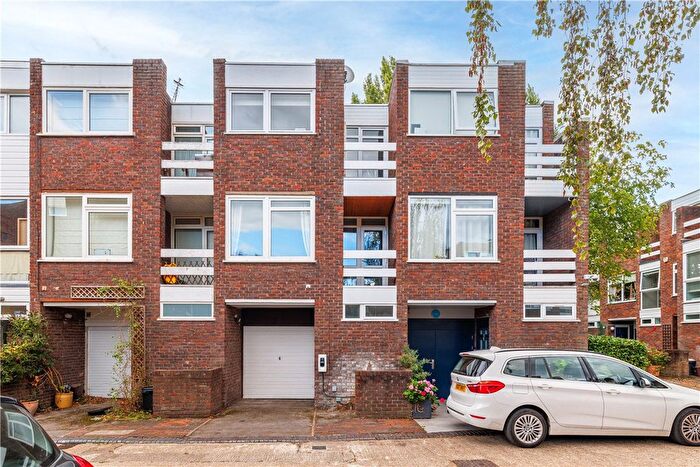 3 Bedroom Terraced House For Sale In King Charles Walk, London, SW19