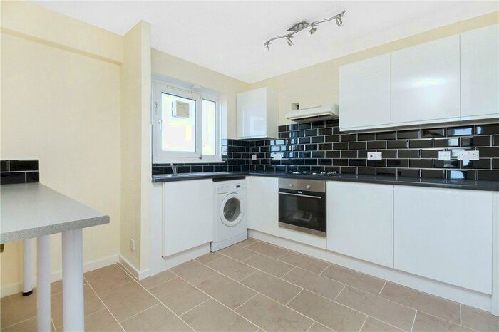 3 Bedroom Apartment To Rent In Clinger Court, Hoxton, London, N1