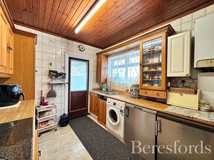 2 Bedroom Bungalow For Sale In Haynes Road, Hornchurch, RM11