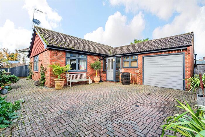 3 Bedroom Detached House For Sale In Woodlands Road, Epsom, KT18