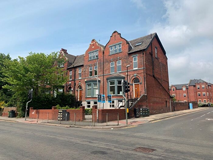 2 Bedroom Flat To Rent In St. Michaels Grove, Headingley, Leeds, LS6