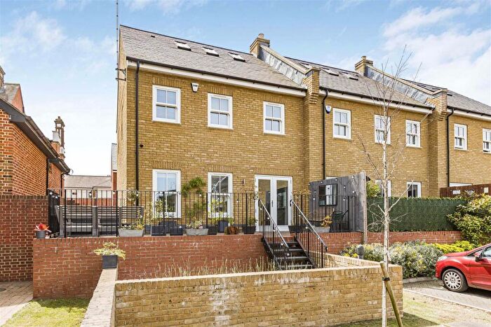 4 Bedroom Town House For Sale In Moorfields, Hertford, SG14