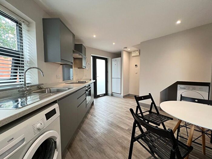 3 Bedroom Apartment To Rent In Flat, Stratford Road, NG2