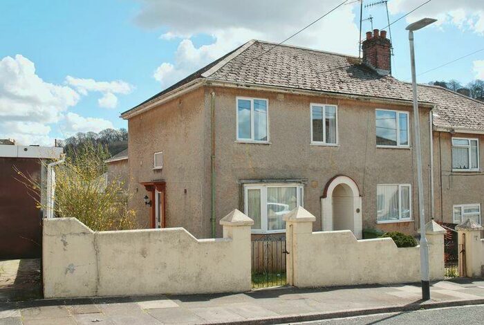 3 Bedroom Flat To Rent In Moorfield Avenue, Plymouth Three Bedroom First Floor Flat - Viewings By Appointment, PL6