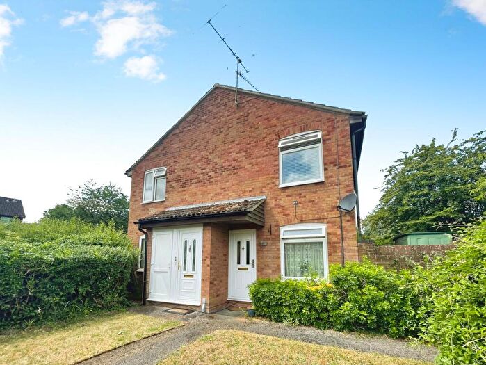 2 Bedroom Maisonette For Sale In Cowslip Bank, Lychpit, RG24