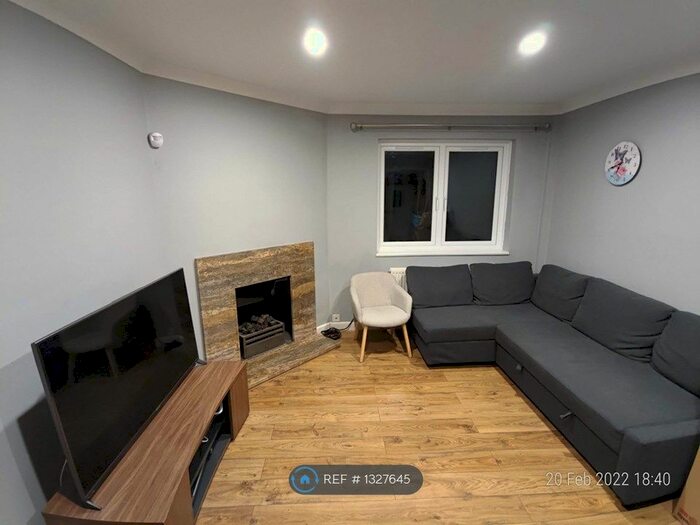 3 Bedroom Semi-Detached House To Rent In Comyne Road, Watford WD24