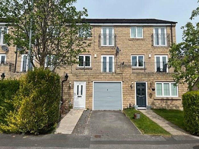 4 Bedroom Town House To Rent In Grenoside View, Kirkburton, Huddersfield, HD8
