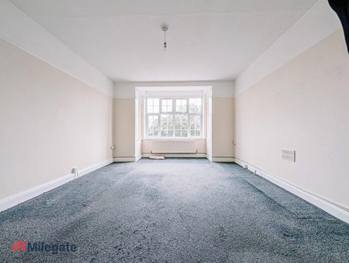 2 Bedroom Flat To Rent In Wynash Gardens, Carshalton, SM5