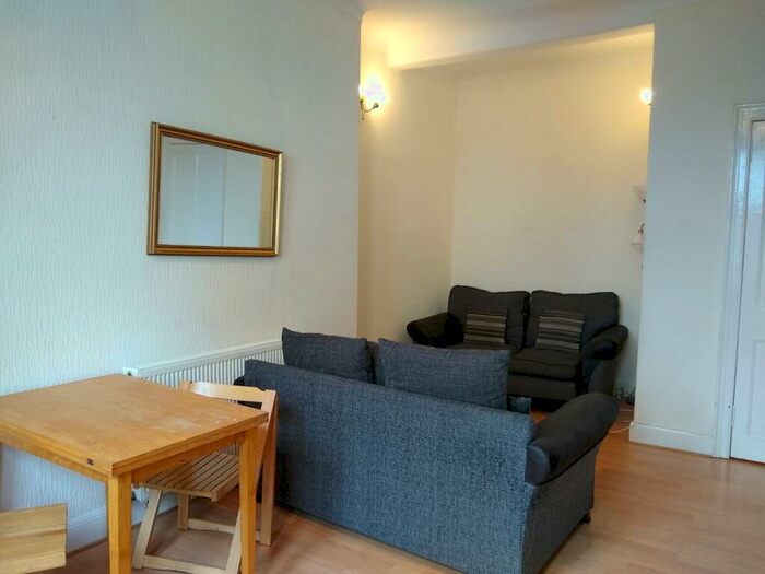 2 Bedroom Flat To Rent In Albion Place, Edinburgh, Midlothian, EH7