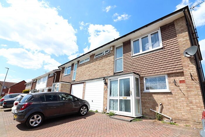 3 Bedroom Semi-Detached House To Rent In Weltmore Road, LU3