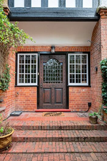 3 Bedroom Maisonette For Sale In Salisbury Road, Farnborough, GU14