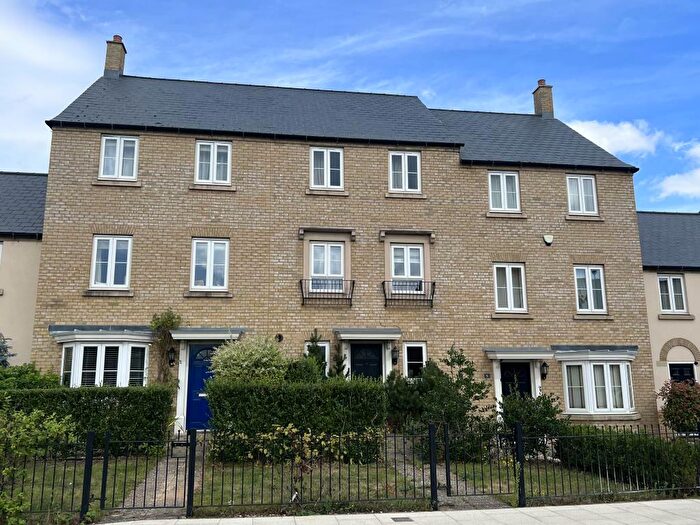 4 Bedroom Town House To Rent In Whitelands Way, Bicester, OX26