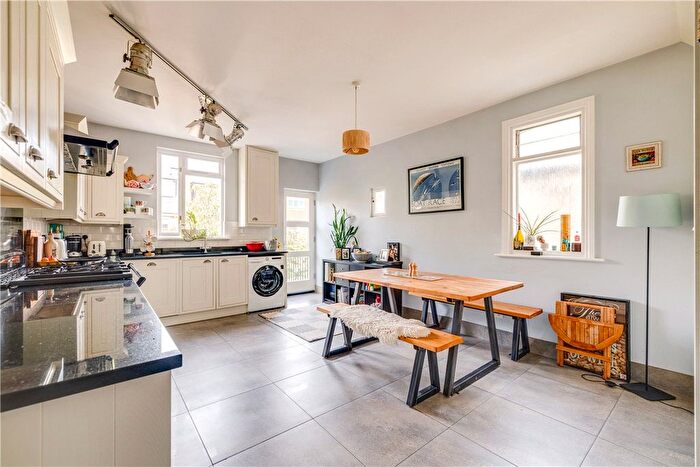 3 Bedroom Maisonette For Sale In Replingham Road, London, SW18