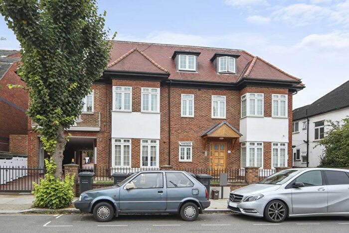 2 Bedroom Flat To Rent In Beechcroft Avenue, Golders Green, NW11