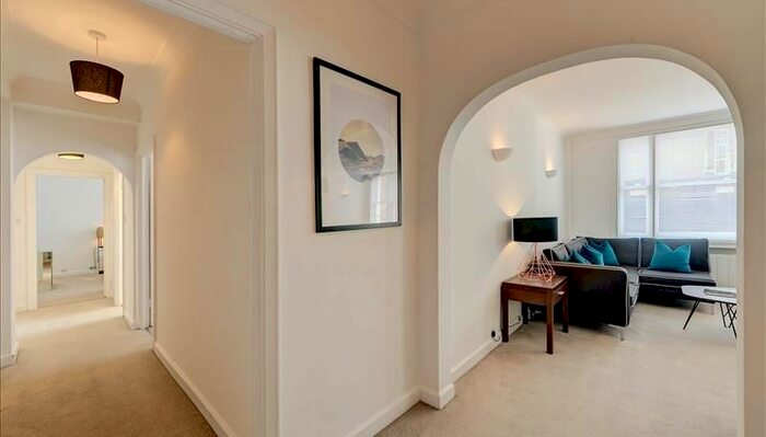2 Bedroom Flat To Rent In Hill Street, London, W1J