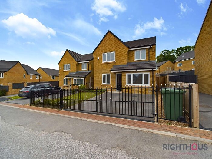 4 Bedroom Detached House For Sale In Meadow Walk Drive, Bradford, BD2