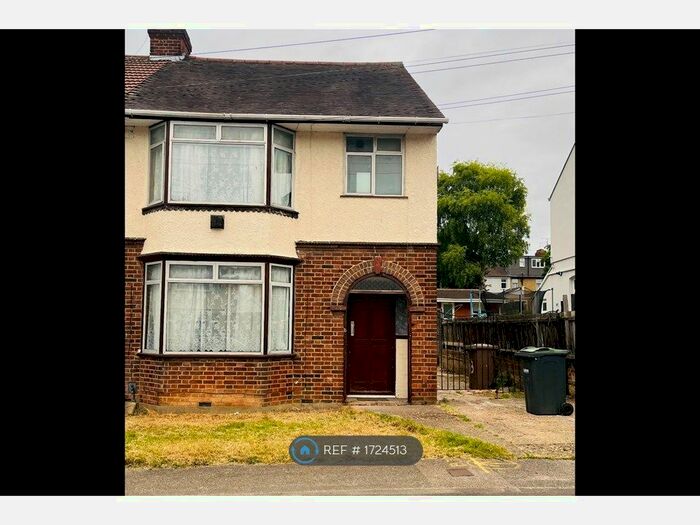 3 Bedroom Semi-Detached House To Rent In ., Luton, LU3
