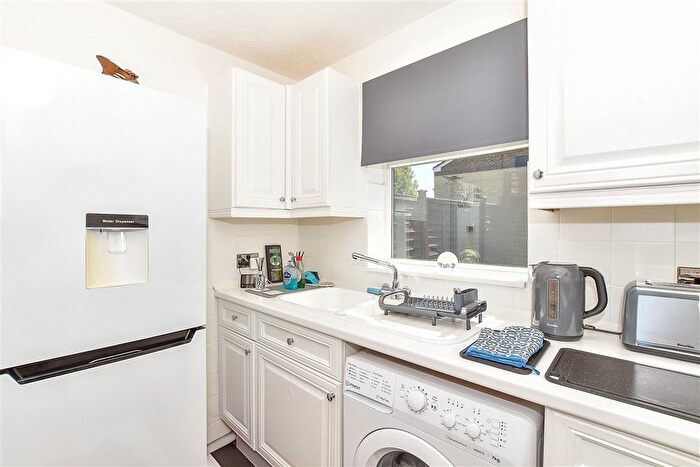 1 Bedroom Semi-Detached House For Sale In Poyntell Road, Staplehurst, Kent, TN12