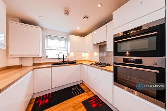 3 Bedroom Flat To Rent In Renwick Drive, Bromley, BR2