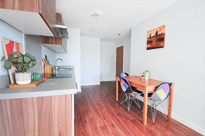 2 Bedroom Flat To Rent In Sillavan Way, Salford, M3